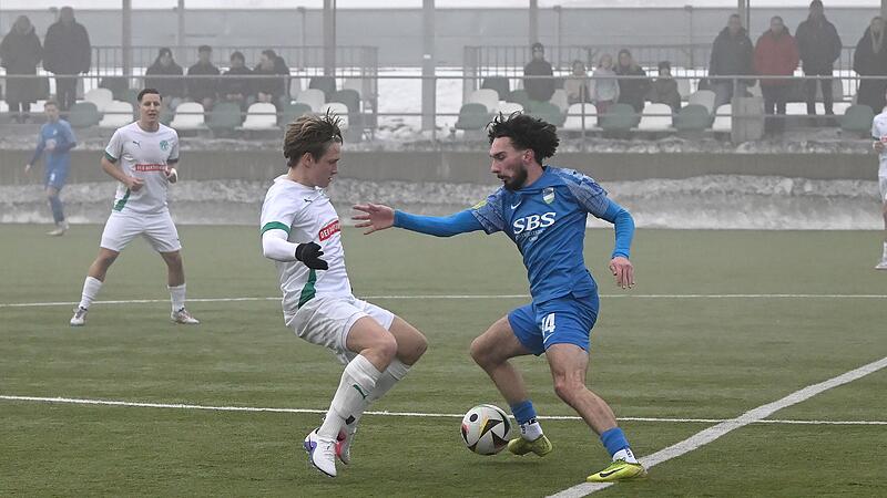 Moritz H&uuml;tter (links) im Zweikampf mit dem M&uuml;nchberger Emre Mal.