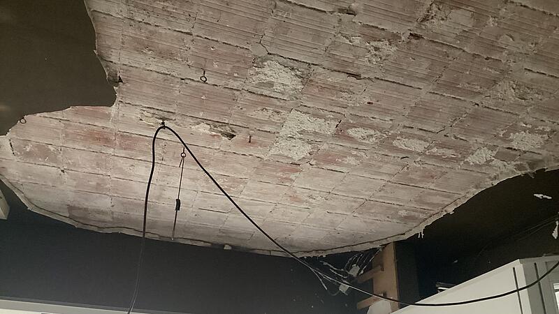 Bei Kaffeezauber in Bad Kissingen sind Deckenteile heruntergestürzt. Bei Kaffezauber in Bad Kissingen sind Deckenteile heruntergestürzt.