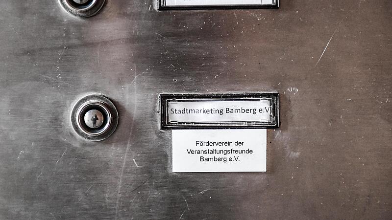 Stadtmarketing soll sich unter die Lupe nehmen lassen: Klingelschild in der Oberen Königstraße 1.