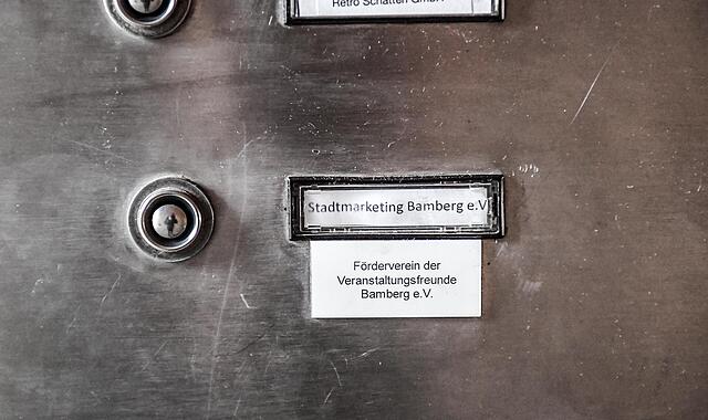 Stadtmarketing soll sich unter die Lupe nehmen lassen: Klingelschild in der Oberen Königstraße 1. Stadtmarketing soll sich unter die Lupe nehmen lassen: Klingelschild in der Oberen Königstraße 1.