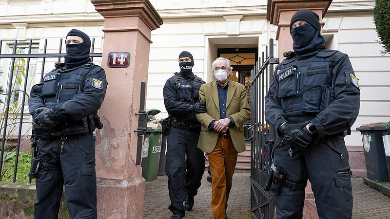 Der geplante Staatsstreich besch&auml;ftigt nun gleich drei Gerichte: der Prozess gegen die mutma&szlig;lichen Verschw&ouml;rer um Heinrich XIII Prinz Reu&szlig;, hier bei seiner Festnahme am 7. Dezember 2022.