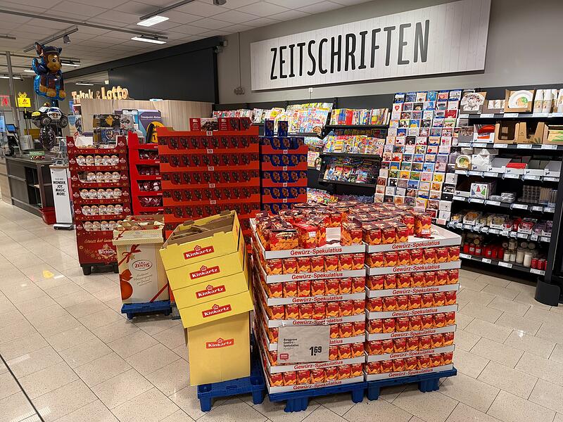 Die Weihnachtsprodukte sind zurück. Der große Ansturm auf die Leckereien blieb in Bamberg aber bisher aus.