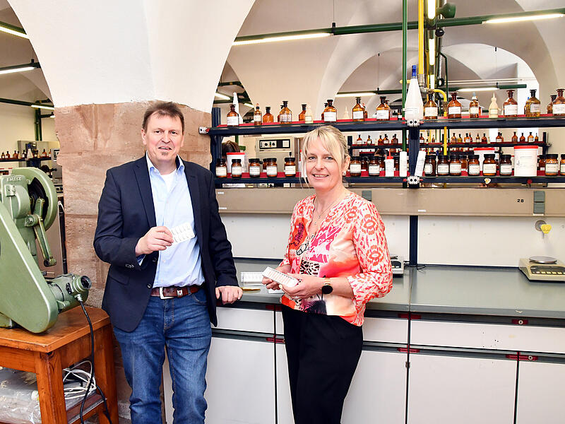 &bdquo;Wir bilden die Lotsen des Gesundheitswesens aus&ldquo;: Schulleiter Dr. Edgar Gr&auml;f und seine Stellvertreterin Sandra Murmann in den R&auml;umen der Kulmbacher PTA-Schule.