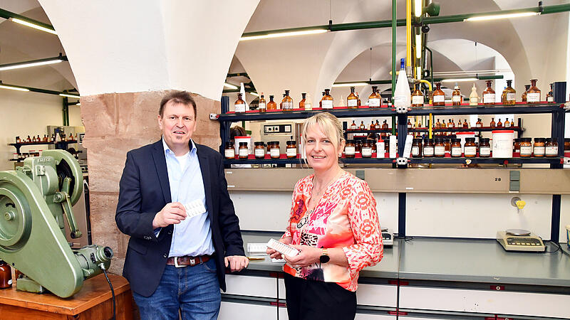 &bdquo;Wir bilden die Lotsen des Gesundheitswesens aus&ldquo;: Schulleiter Dr. Edgar Gr&auml;f und seine Stellvertreterin Sandra Murmann in den R&auml;umen der Kulmbacher PTA-Schule.