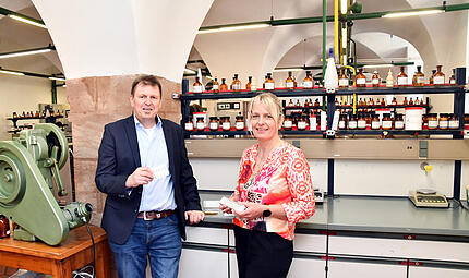 &bdquo;Wir bilden die Lotsen des Gesundheitswesens aus&ldquo;: Schulleiter Dr. Edgar Gr&auml;f und seine Stellvertreterin Sandra Murmann in den R&auml;umen der Kulmbacher PTA-Schule.