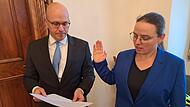 Dorothea Deeg wird von Oberbürgermeister Dirk Vogel (SPD) im Stadtrat vereidigt.