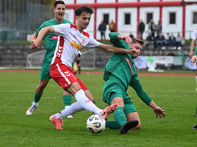 Gefährliche Aktion: Sowohl der Neudrossenfelder Jannik Nüsslein (rechts) als auch der Regensburger Johannes Rehwald (links) gehen mit gestrecktem Bein zum Ball.