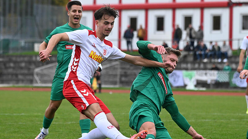 Sport Fußball Saison 2025 / 2026 Bayernliga Nord 13. Spieltag am Samstag 11.10.2025 Spielort Regensburg Sportpark Kaulbachweg Spielbeginn 16.00 h SSV Jahn Regensburg II (U21) gegen TSV Neudrossenfeld Halbzeitergebnis 1:0 Endstand 4:0 Jannik Nü Gefährliche Aktion: Sowohl der Neudrossenfelder Jannik Nüsslein (rechts) als auch der Regensburger Johannes Rehwald (links) gehen mit gestrecktem Bein zum Ball.