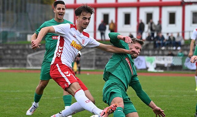 Gefährliche Aktion: Sowohl der Neudrossenfelder Jannik Nüsslein (rechts) als auch der Regensburger Johannes Rehwald (links) gehen mit gestrecktem Bein zum Ball.