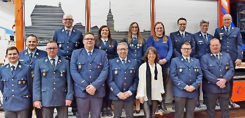 Der Vorstand (hinten, von links) mit Sebastian St&ouml;ckert, Celina Pechtold, Kristina V&ouml;lk, Bettina Kornitzky, Tobias Herold, KBM Andreas Leikeim, KBR Thilo Kraus, vorne: Kommandant Martin Berthold, KBI Michael Kannengie&szlig;er, Thomas Petterich, Andreas...