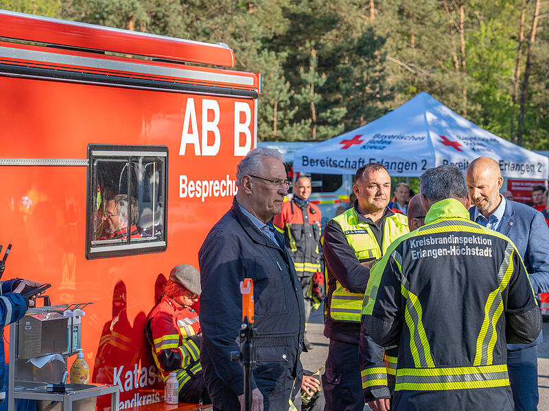 Seit Mittwochabend, 30. April 2025, brennt es im Tennenloher Forst bei Erlangen.
