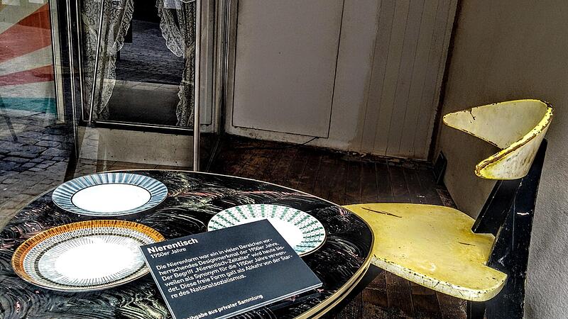 Willkommen in den 50er Jahren: Im Steinweg wird sichtbar, warum diese Zeit als Nierentisch-Ära in die Design-Geschichte eingegangen ist. Willkommen in den 50er Jahren: Im Steinweg wird sichtbar, warum diese Zeit als Nierentisch-Ära in die Design-Geschichte eingegangen ist.