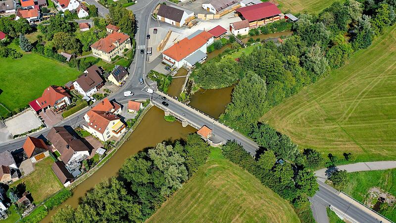 Die Aisch nahe des Adelsdorfer Ortsteils Aisch: Heißt ihr Tal Grund oder ihr Grund Tal? Die Aisch nahe des Adelsdorfer Ortsteils Aisch: Heißt ihr Tal Grund oder ihr Grund Tal?