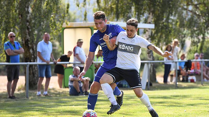 Nicht zu stoppen war Jannik Feidel (rechts): Der Offensivmann der SG Geesdorf/Abtswind II erzielte f&uuml;nf Tore beim 7:1-Ausw&auml;rtssieg in der Kreisklasse 2 Schweinfurt beim TSV Knetzgau II mit Dario Finster.