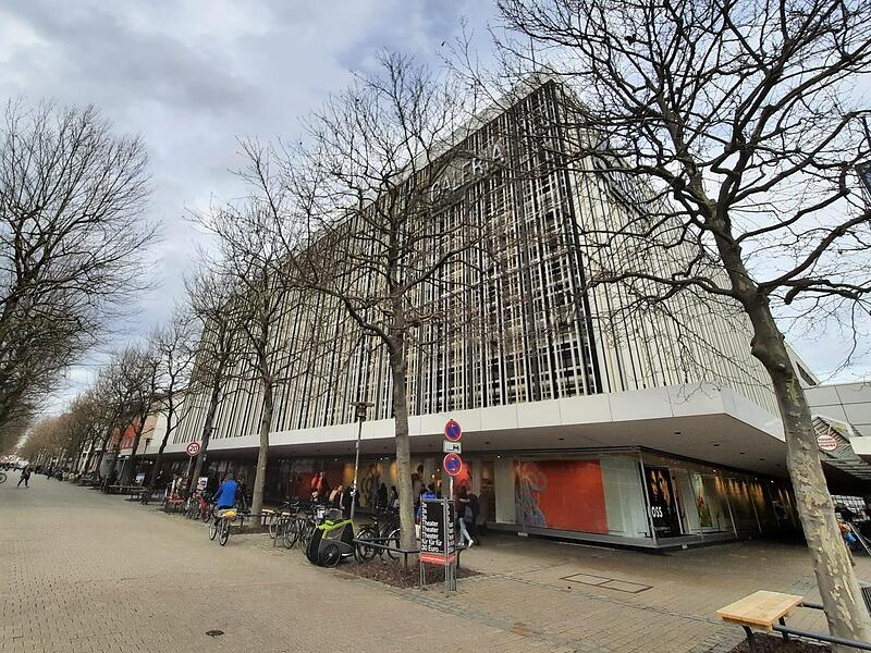 Der Koloss in der N&uuml;rnberger Stra&szlig;e: Noch besch&auml;ftigt die Galeria Karstadt Kaufhof in Erlangen 95 Mitarbeiter.