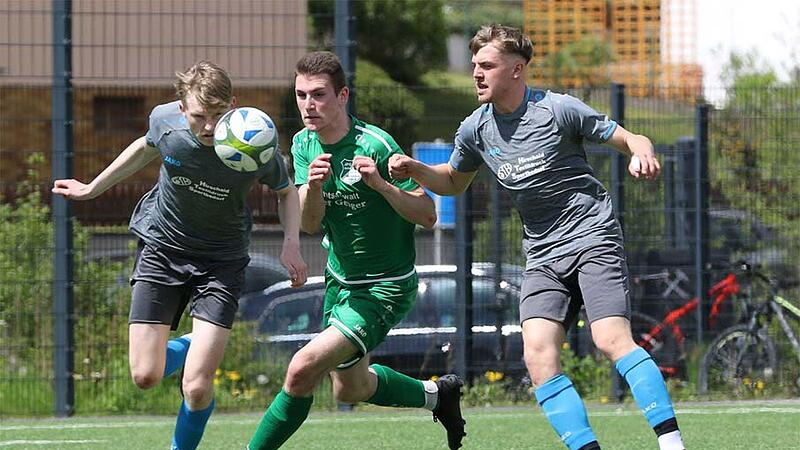 10 Tore in acht Spielen hat Fabian Fischer-Kilian in dieser Saison bereits für die zweite Mannschaft des SV Friesen erzielt, die mit dem FC Unter-/Oberrodach eine Spielgemeinschaft in der Kreisklasse 4 Kronach bildet. 10 Tore in acht Spielen hat Fabian Fischer-Kilian in dieser Saison bereits für die zweite Mannschaft des SV Friesen erzielt, die mit dem FC Unter-/Oberrodach eine Spielgemeinschaft in der Kreisklasse 4 Kronach bildet.