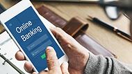 Nicht nur überweisen inzwischen viele Menschen ihr Geld mit Online-Banking, immer öfter tun sie das auch über ihr Smartphone. Damit die sensiblen Kontodaten auch dort gut geschützt sind, sollte man ein paar Sicherheitstipps beachten.