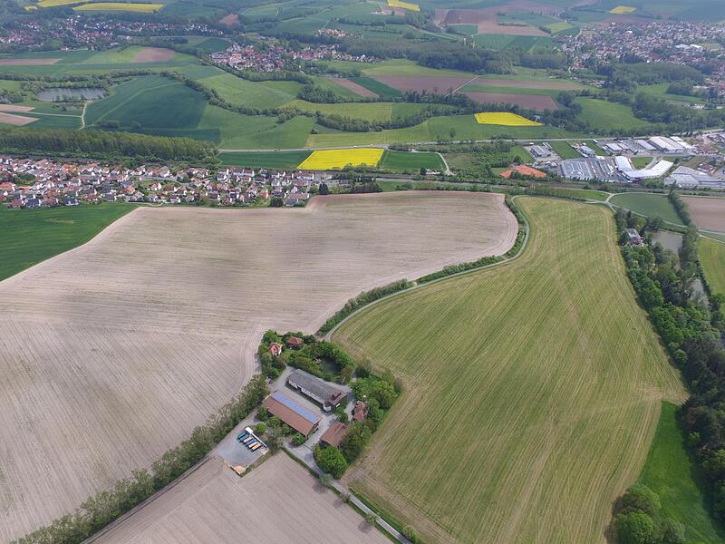 In diesem Bereich zwischen Küps, Johannisthal und Schmölz ist die Lerchenhoftrasse geplant.