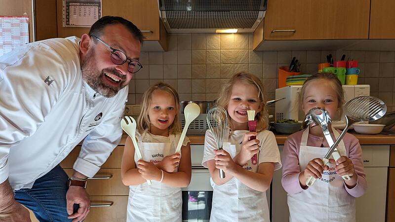 Helena Buchwald, Emily Fischer und Mathilda Seifert (von rechts) haben Spa&szlig; am Kochen mit Alexander Sch&uuml;tz in der Kita St. Bartholom&auml;us in Wartenfels.