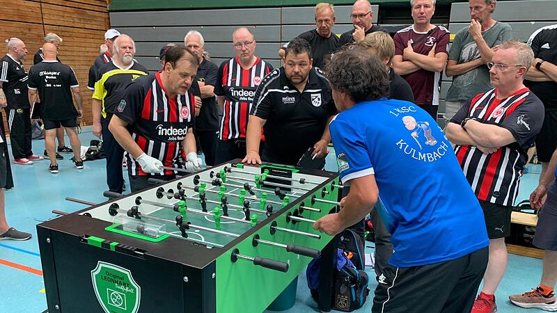 Eddi Keller (rechts) erzielte im Penaltyschießen gegen den Weltklassespieler Uli Stöpel von Eintracht Frankfurt den Siegtreffer für den 1. KSC Kulmbach. Eddi Keller (rechts) erzielte im Penaltyschießen gegen den Weltklassespieler Uli Stöpel von Eintracht Frankfurt den Siegtreffer für den 1. KSC Kulmbach.