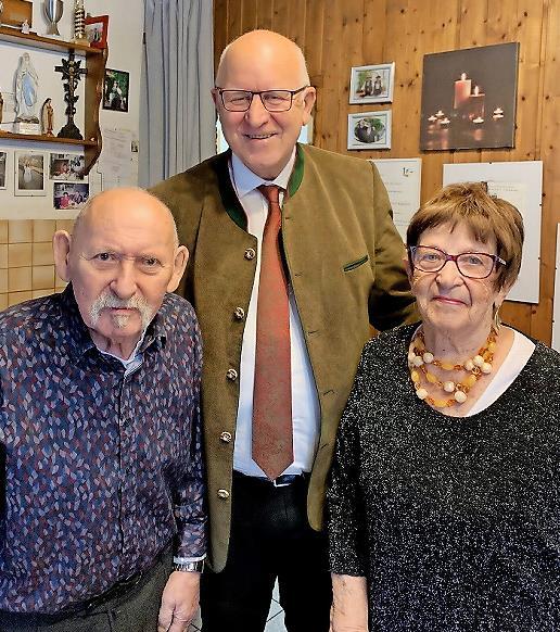 Das Jubelpaar mit Hirschaids Bürgermeister Klaus Homann. Das Jubelpaar mit Hirschaids Bürgermeister Klaus Homann.