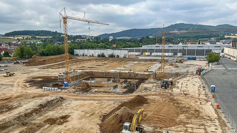 Noch ist vom neuen Lager nicht viel zu erkennen, aber Fundamente sind schon zu sehen.