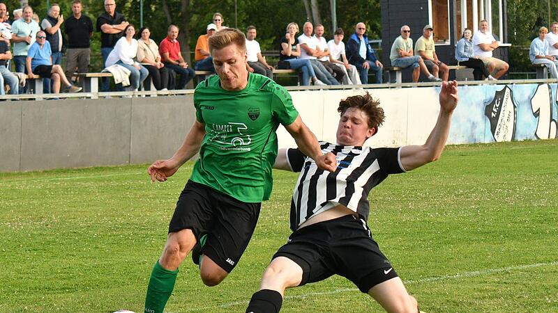 Den Ansturm des Arnsteiners Benedikt Hessner unterbindet der Burgkunstadter Nils Straten (r.) mit einem sauberen Takling.