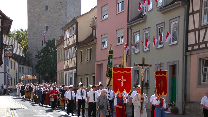 Schwedenprozession in Münnerstadt zu Mariä Geburt am 8. September Die Prozession zog vom Oberen Tor weiter zum Jörgentor.