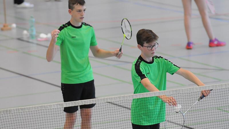 Unser Bild zeigen Moritz Hippler (rechts) und Niclas Köhler vom Ski-Club Bad Kissingen bei der Spieleröffnung. Unser Bild zeigen Moritz Hippler (rechts) und Niclas Köhler vom Ski-Club Bad Kissingen bei der Spieleröffnung.