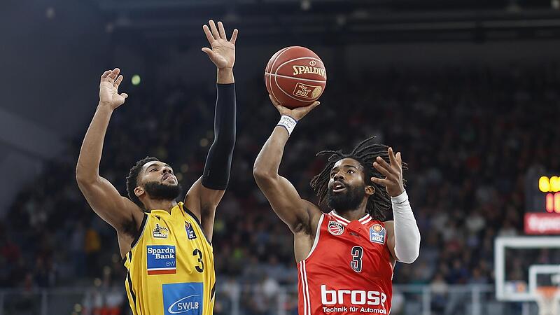 Der Bamberger Aufbauspieler Malik Johnson steigt gegen Jayvon Graves zu einem Floater hoch.