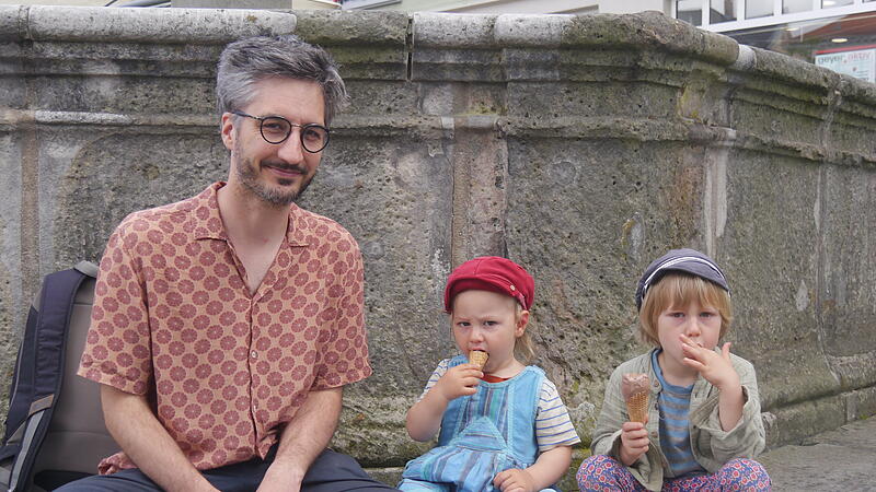 Jonas Rausch mit seinen S&ouml;hnen Elio und Marlon in der Coburger Innenstadt