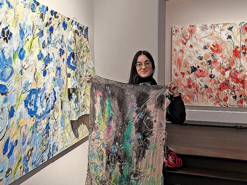 Anna Deller-Yee mit drei ihrer Werke im Projektraum im Münzmeisterhaus. Den Mantel links gestaltete sie für die Kunsthalle Schirn in Frankfurt.