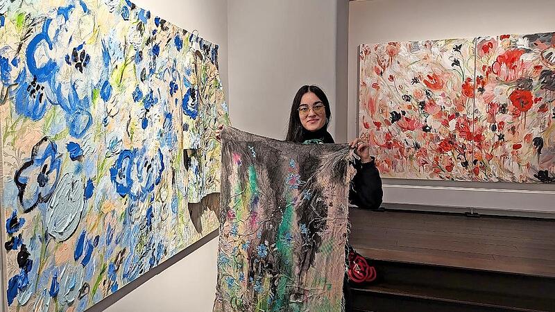 Anna Deller-Yee mit drei ihrer Werke im Projektraum im M&uuml;nzmeisterhaus. Den Mantel links gestaltete sie f&uuml;r die Kunsthalle Schirn in Frankfurt.