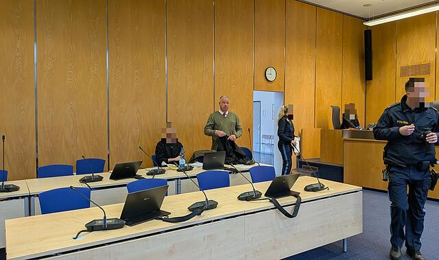 Ein 32-Jähriger soll in einer Coburger Asylunterkunft einen 33-Jährigen mit einem Messer angegriffen haben. Doch der Beschuldigte soll an paranoider-halluzinatorischer Schizophrenie leiden.