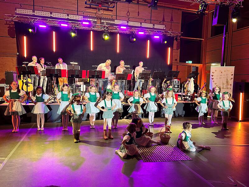 Ein bayerischer Tanz in neuen Dirndln der Bavaria Dance Group von Corinna Hufnagel erhielt tosenden Beifall vom begeisterten Publikum .