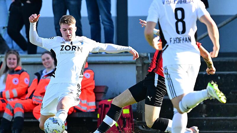 Benedikt Sinelis (links) und Jahn Forchheim wollten in Weißenburg eigentlich den zweiten Sieg am Stück nachlegen. Doch daraus wurde nichts – zwei kuriose Gegentore kosten die Punkte.Forchheim & Fränkische Schweiz