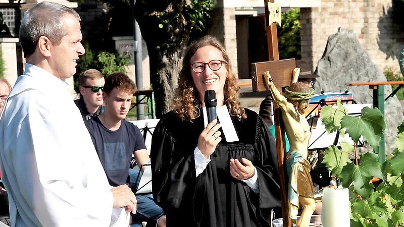 Gemeindereferent Matthias Vetter und Pfarrerin Sarah Schimmel (von links) bei ihrer Predigt mit dem Weinstock vor Augen