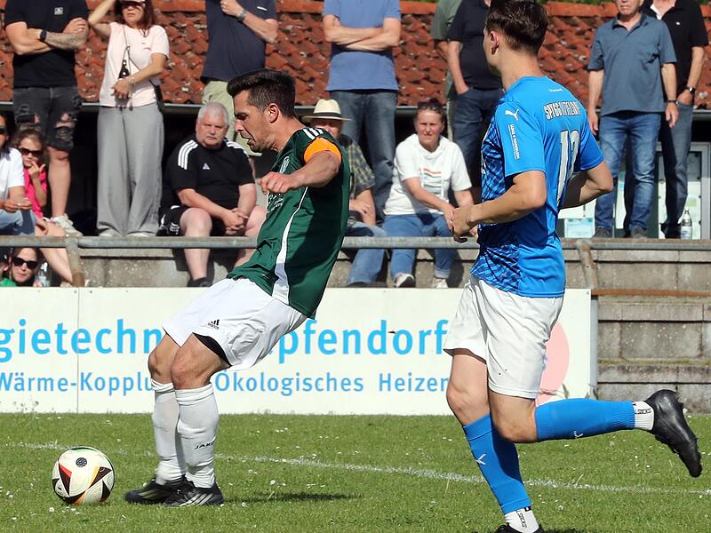 Der Kemmerner Torj&auml;ger Nicolas G&ouml;rtler (l.) traf tief in der Nachspielzeit zum 2:0 f&uuml;r seine Farben.