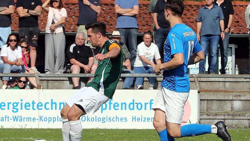 Der Kemmerner Torj&auml;ger Nicolas G&ouml;rtler (l.) traf tief in der Nachspielzeit zum 2:0 f&uuml;r seine Farben.