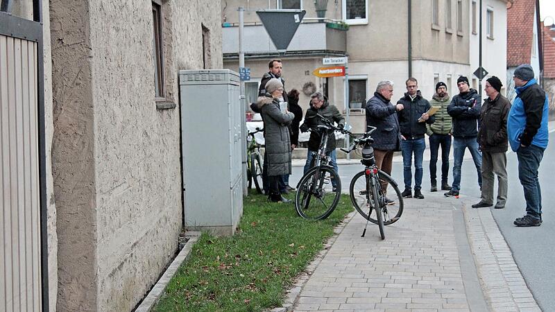 Ein schräger Gehsteig zu einer niedrig gelegenen Hofeinfahrt (im Vordergrund) wurde von einem Anlieger kritisiert. Der Bauausschuss sah sich dort um und diskutierte über eine Lösung.