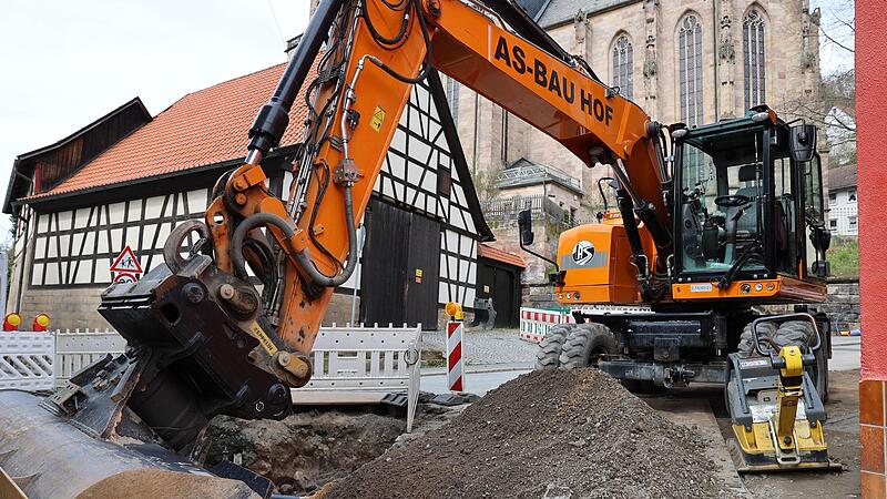 Momentan ist die Plassenburg über den Festungsberg erreichbar, damit ist Mitte April Schluss, dann wird der Bereich Schießgraben-Festungsberg gesperrt. Die Burg ist nur über den Röhrenplatz erreichbar. Momentan ist die Plassenburg über den Festungsberg erreichbar, damit ist Mitte April Schluss, dann wird der Bereich Schießgraben-Festungsberg gesperrt. Die Burg ist nur über den Röhrenplatz erreichbar.