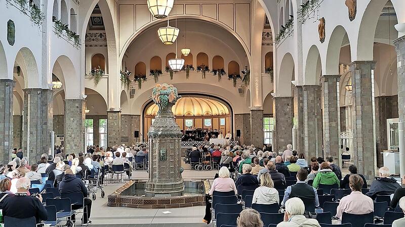 Mehr als 450 Gottesdienstbesucher feiern in der Wandelhalle Bad Kissingen einen ökumenischen Festgottesdienst. Mehr als 450 Gottesdienstbesucher feiern in der Wandelhalle Bad Kissingen einen ökumenischen Festgottesdienst.