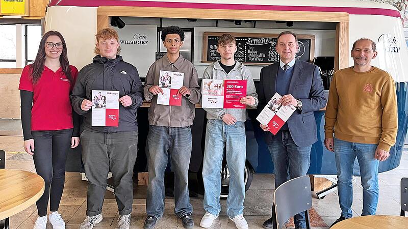Siegreich im Börsenspiel (von links): Börsenspiel-Betreuerin Magdalena Kestel, Louis Treptow, Yousef El-Sheikh, Fabian Heidenreich, Schulleiter Alexander Battistella und Klassenleiter Achim Stosch
