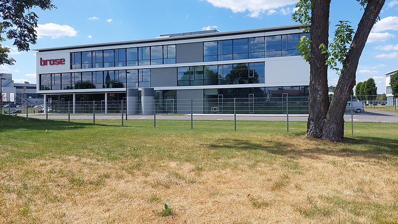 Es gr&uuml;nt so gr&uuml;n bei Brose:  Ringsum vertrocknen  Rasenfl&auml;chen zu staubigen, braunen Steppen, doch bei Brose am Berliner Ring wird der englische Rasen aufwendig in Schuss gehalten.