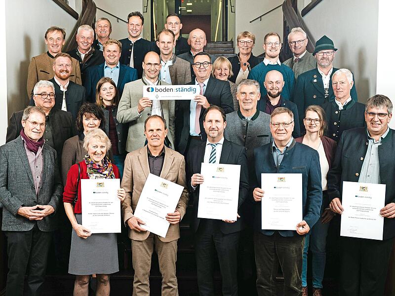 Roland Spiller gemeinsam mit den Preisträgerinnen und Preisträgern.