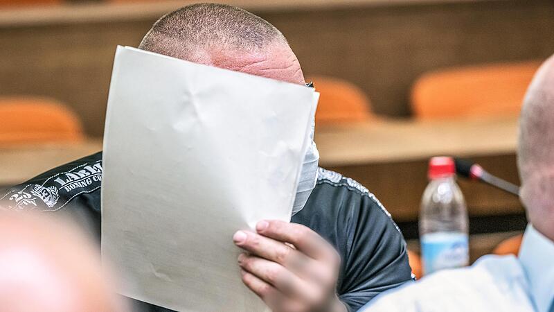 Der 49-J&auml;hrige aus dem Landkreis Bamberg vor Prozessbeginn im Gerichtssaal A101. Er und andere M&auml;nner sollen die verbotene Organisation &bdquo;Blood & Honour&ldquo; fortgef&uuml;hrt und rechtsextremistisches Gedankengut verbreitet haben.