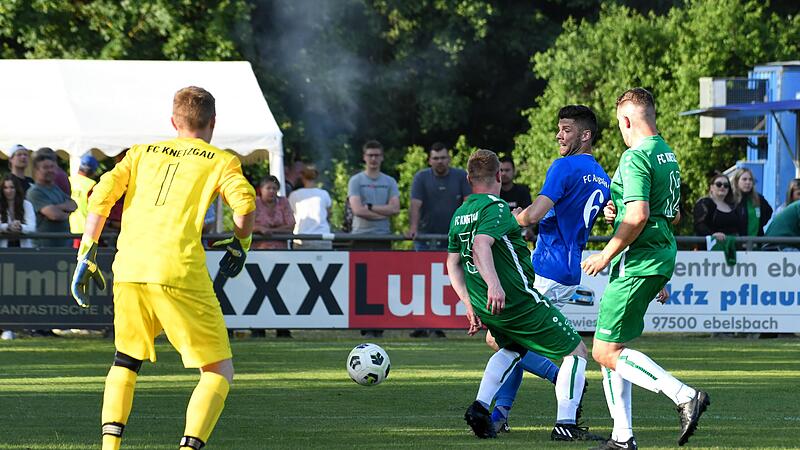 Der Anfang vom Ende für den FC Knetzgau: Sandro Hein (Zweiter von rechts) erzielt das 1:0 für den FC Augsfeld.