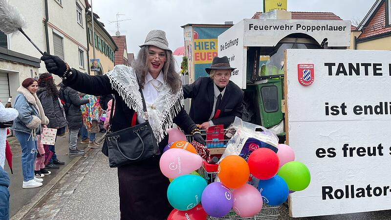 Die Freiwillige Feuerwehr nahm den neuen Nahversorger &bdquo;Tante Enso&ldquo; aufs Korn: &bdquo;24/7 ist der neue Laden offen, jetzt wird die ganze Nacht gesoffen&ldquo;.