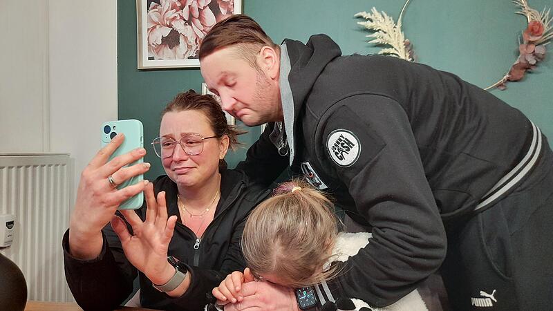 Stefanie, Daniel und Mia Graser telefonieren mit Nachbarin Regina Dorn, die bei Mutter und Bruder in der Türkei ist. Beide sind schwerverletzt und brauchen dringend Hilfe. Doch der Weg zum Visum ist eine brutale bürokratische Tortur.