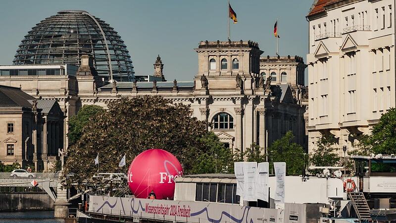 Aus Berlin unter anderem nach Franken, von der Spree auf den Main: Die MS Wissenschaft hat die Anker gelichtet.